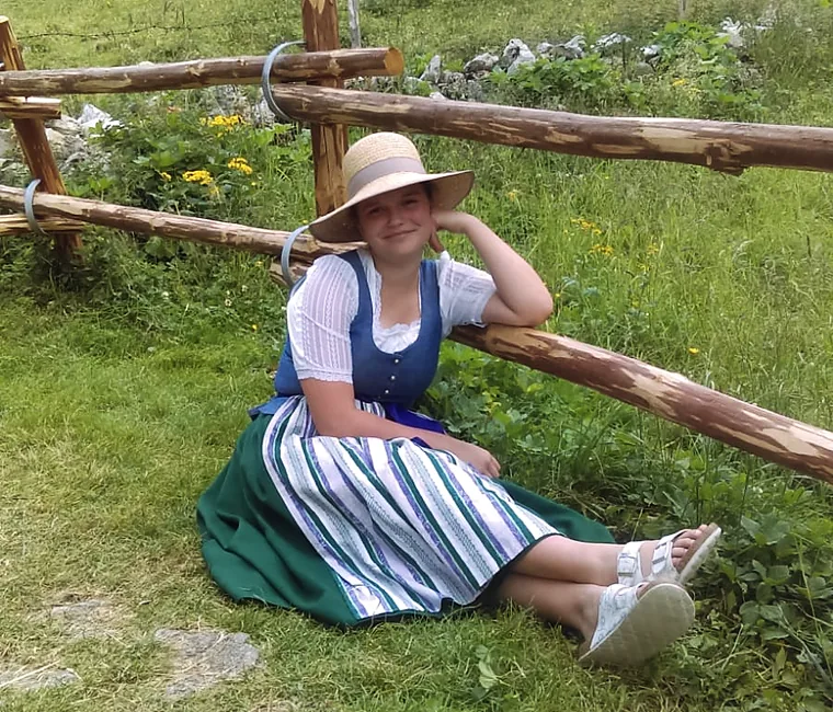 Am Weidezaun oberhalb des Hofes