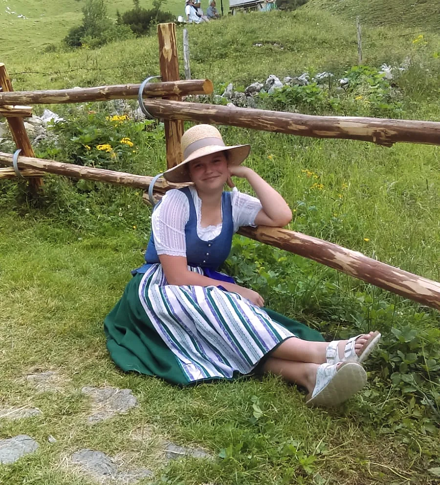 Am Weidezaun oberhalb des Hofes